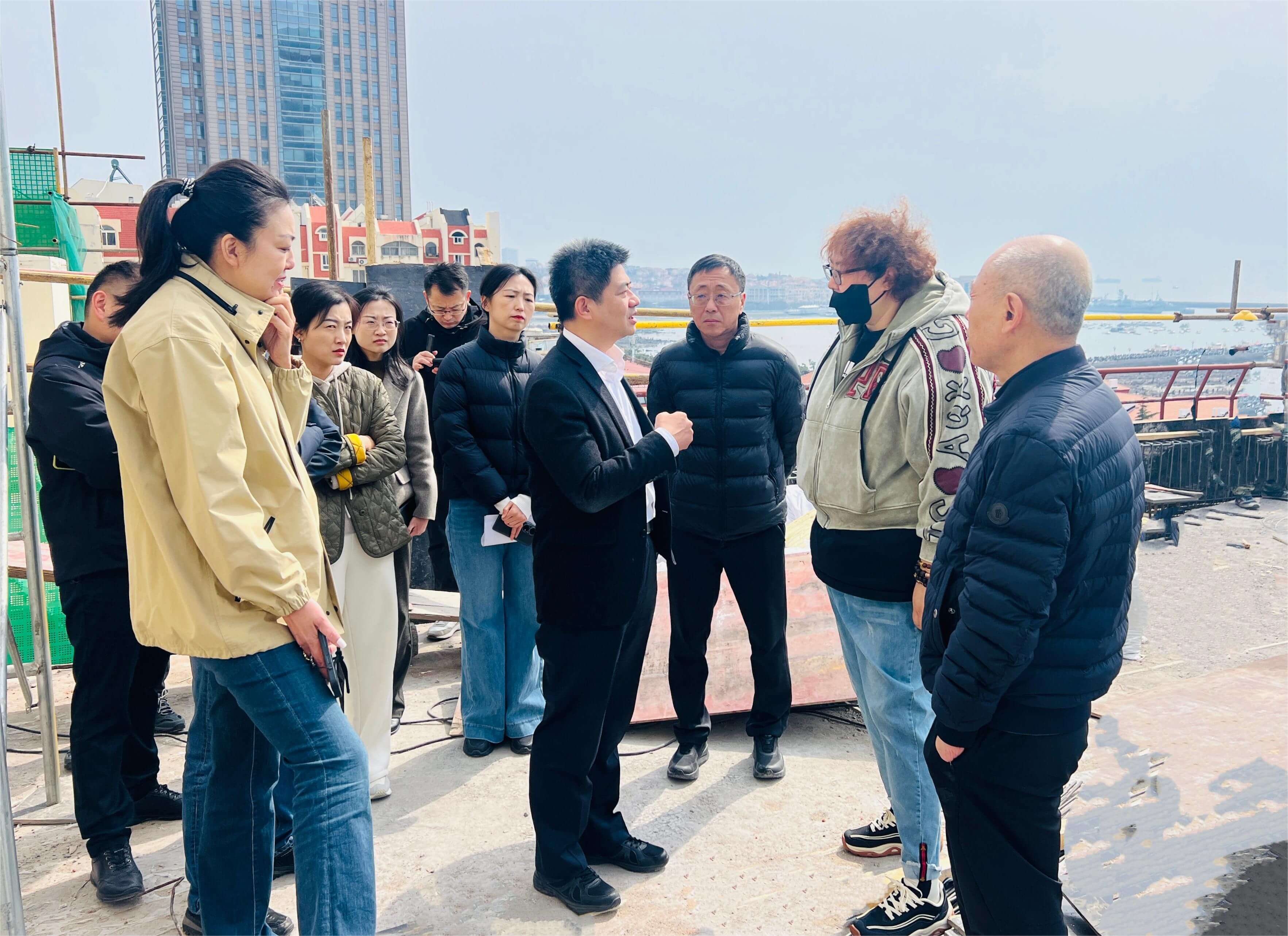 市南区委书记王锋视察青岛栈桥希尔顿摩庭酒店建设现场