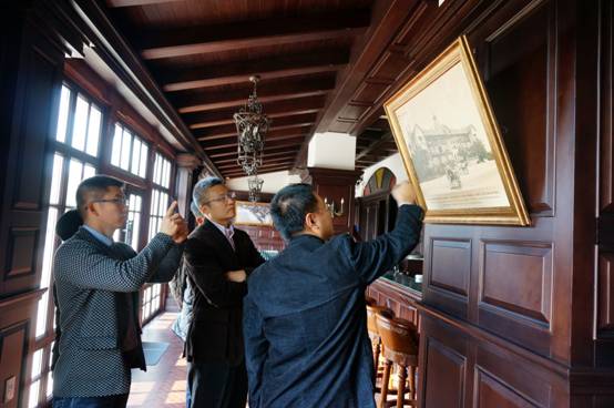 青岛啤酒文化传播有限公司领导参观集团办公楼